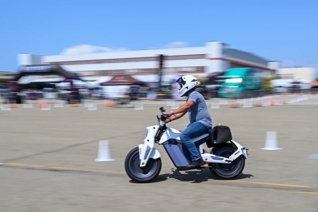 Elektrikli araç festivalinde kaykaylar otomobilleri solladı 19